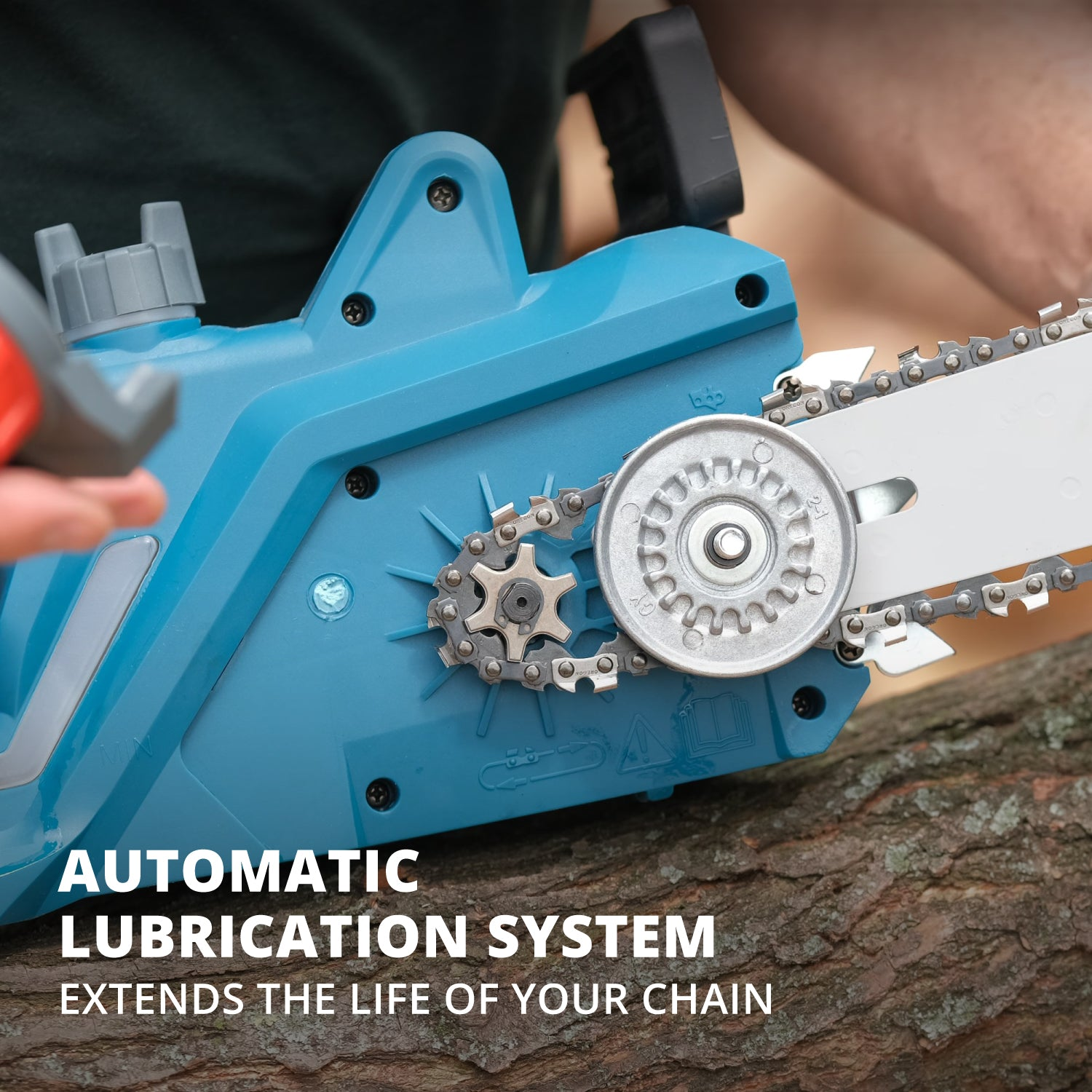 Zbliżenie niebieskiej piły łańcuchowej. Tekst brzmi 'AUTOMATIC LUBRICATION SYSTEM'. Widoczne szczegóły łańcucha.