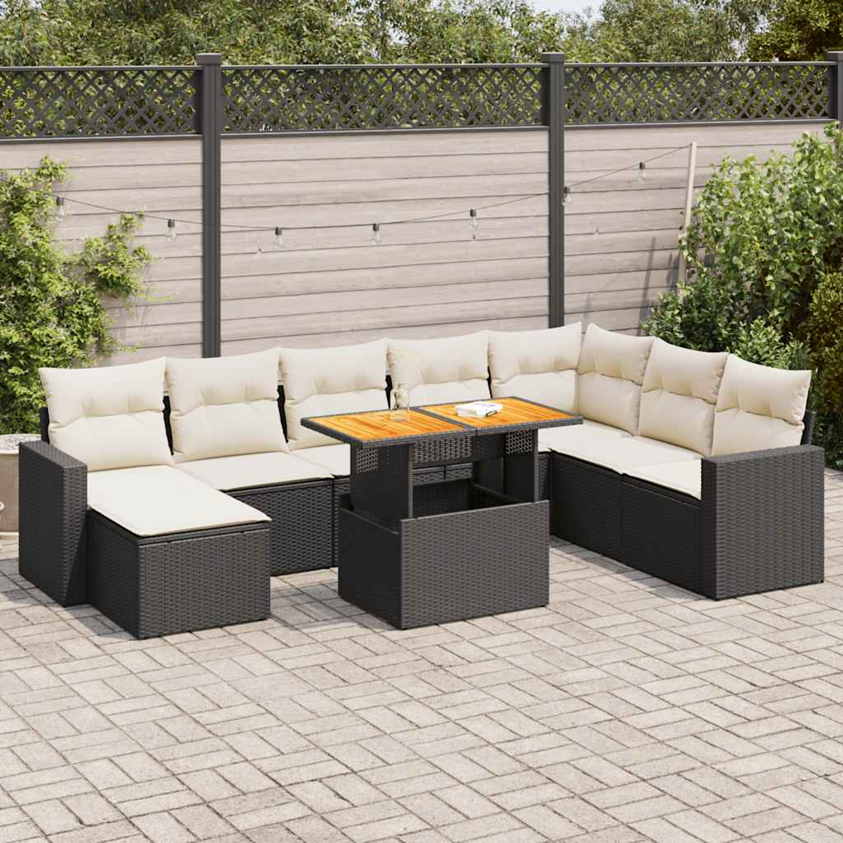 Un set di divani da esterno neri intrecciati con cuscini beige. Include un tavolo con piano in legno.