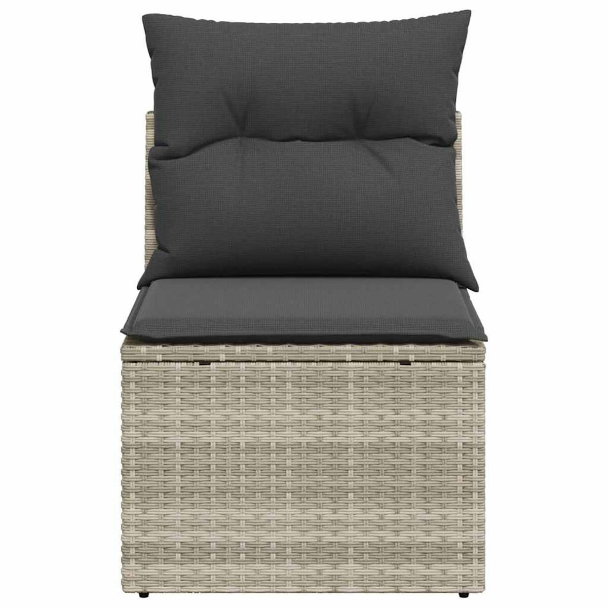 Una sedia in rattan con cuscino e schienale grigi. La sedia è su sfondo bianco.