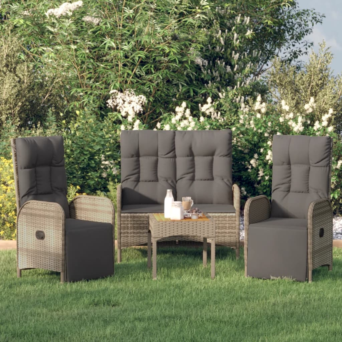 Sitzbereich im Freien. Enthält ein Sofa, zwei Sessel und einen kleinen Tisch. Auf Gras platziert.