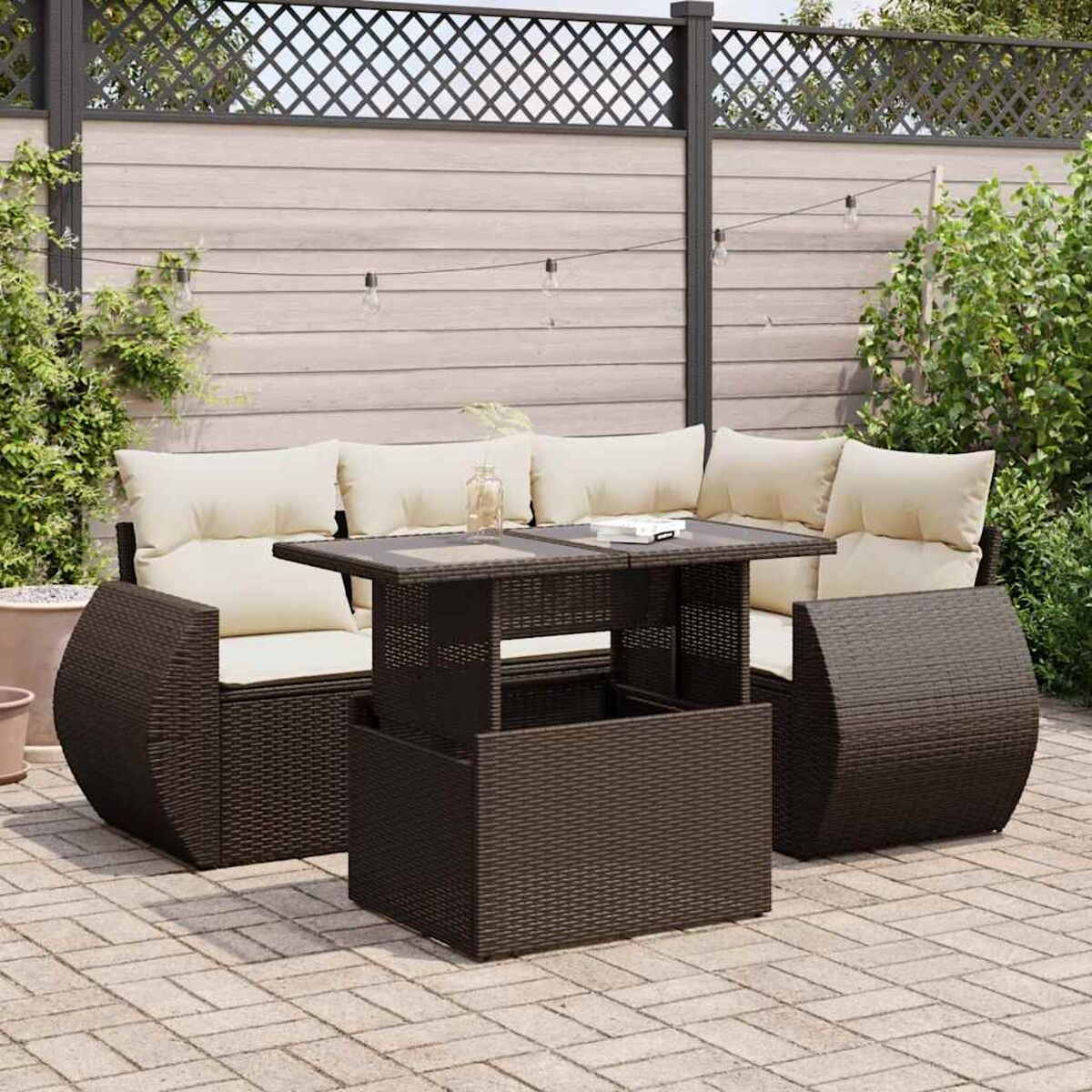 Set di sedute da esterno con tavolo, marrone con cuscini beige, su un patio in mattoni, con uno sfondo pulito.