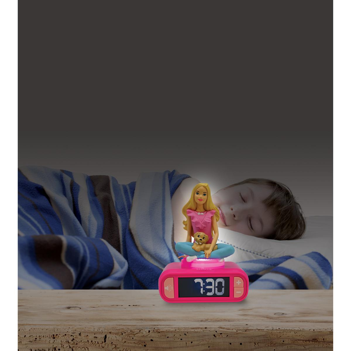 Figura de Barbie en un reloj rosa, niño durmiendo al fondo.