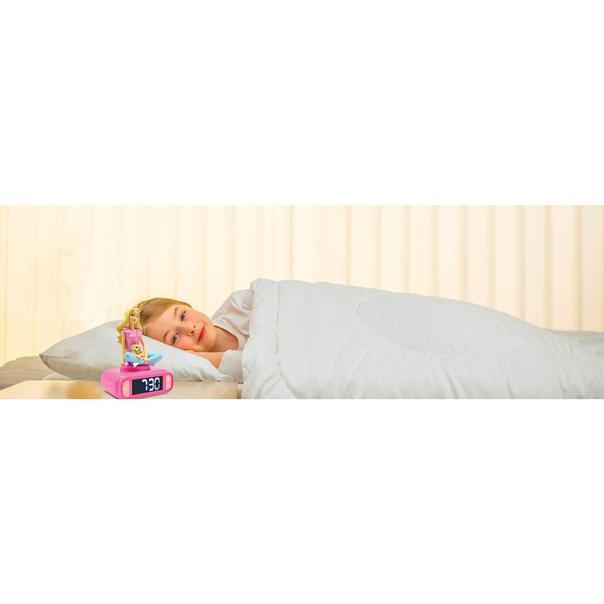 Niña en cama con reloj rosa que marca las 7:30. Manta y almohada blancas. Despertador rosa con personaje.