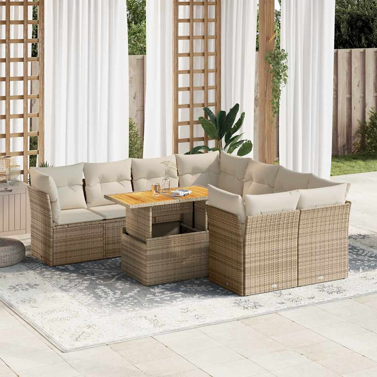 Geflochtenes Outdoor-Ecksofa mit Tisch. Beige Kissen, heller Teppich, weiße Vorhänge und Holzpergola.