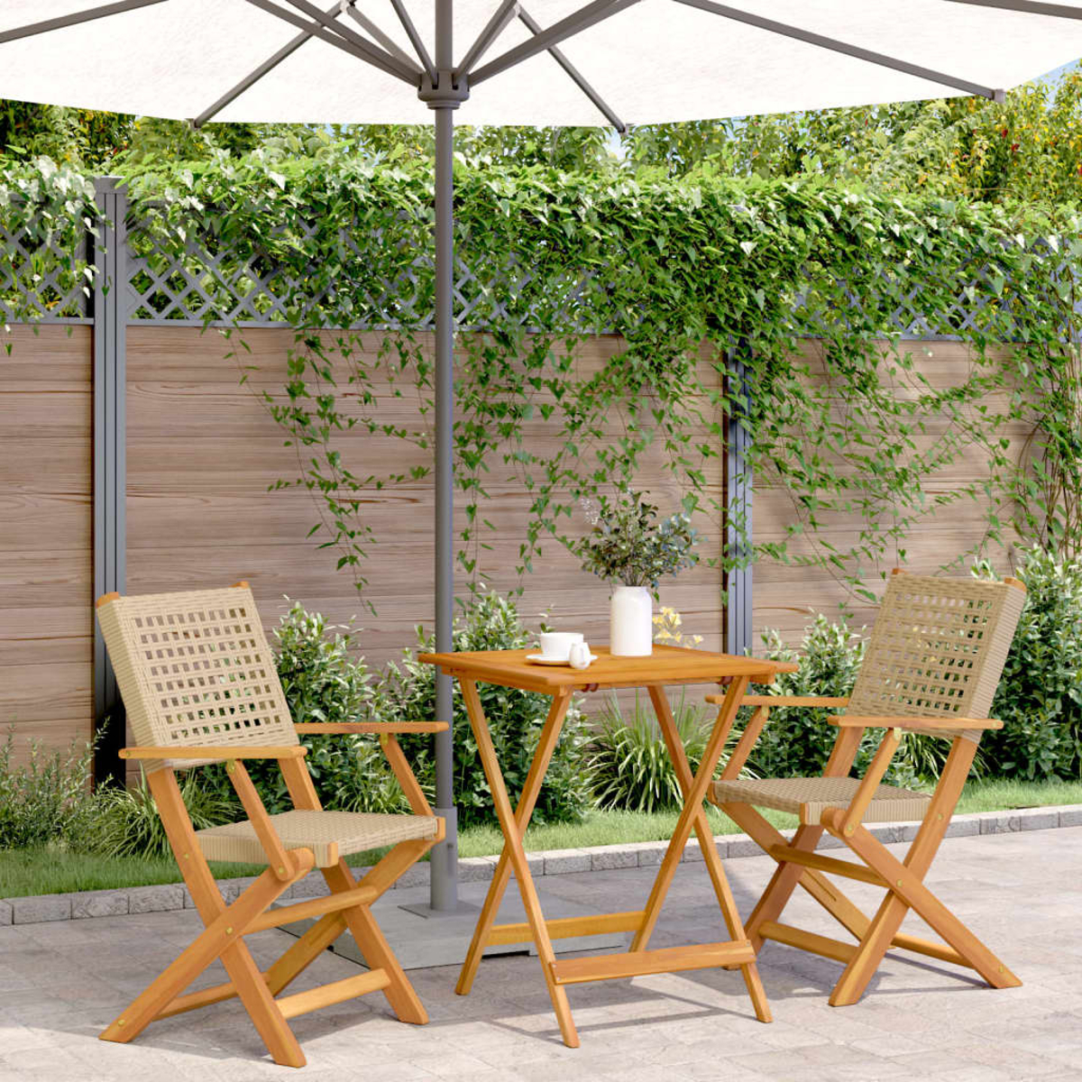 Set da patio in legno per esterni con sedie, tavolo e un grande ombrellone.