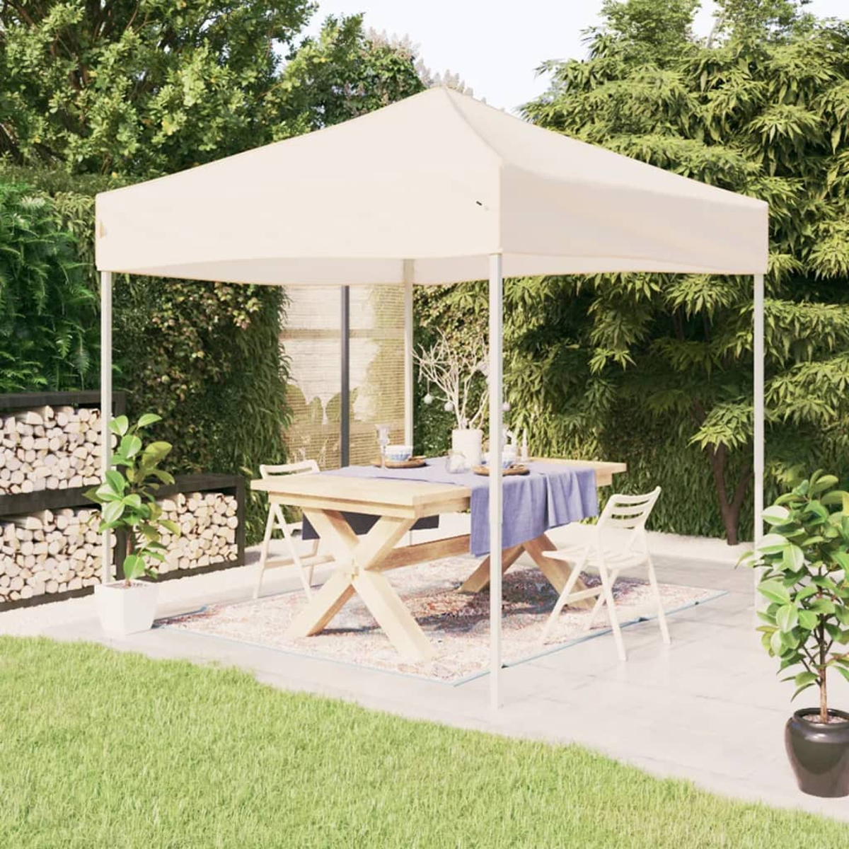 Ein Essbereich im Freien unter einem weißen Pavillon mit Tisch, Stühlen und Pflanzen.