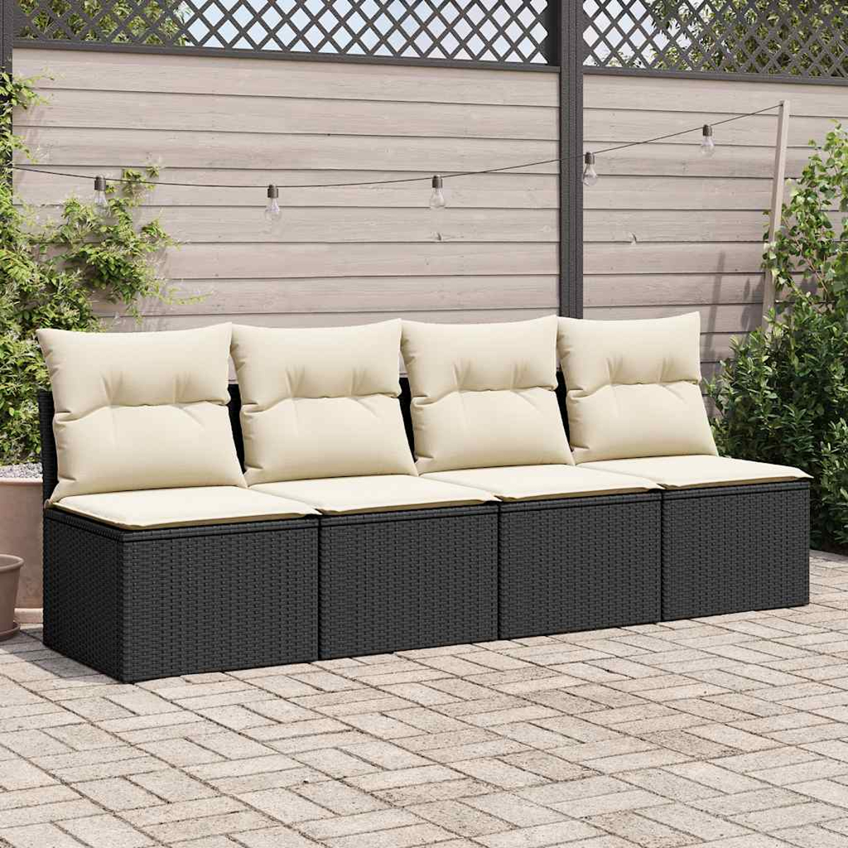 Outdoor-Sitzbereich. Schwarze Korbs Sofas mit cremefarbenen Kissen. Die Umgebung ist eine Backstein-Terrasse.