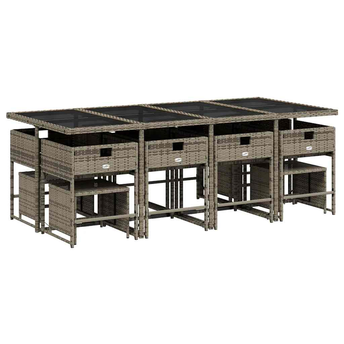 Un set da pranzo per esterni con un lungo tavolo e sedie. Il set è realizzato in materiale intrecciato.