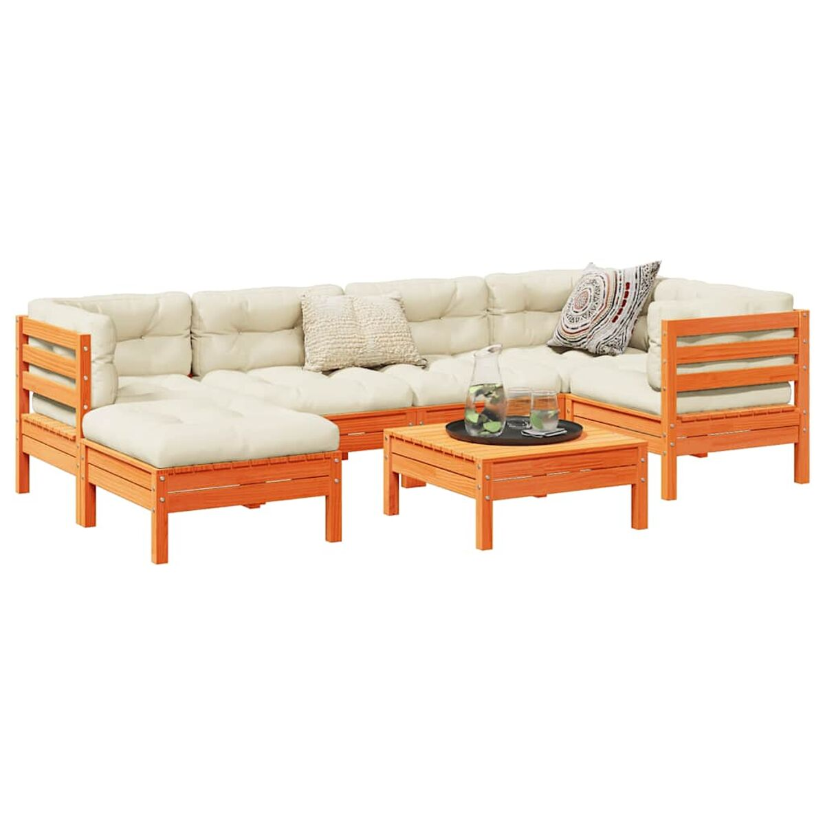 Ein hölzernes Gartenmöbel-Set mit cremefarbenen Kissen, einschließlich Ecksofa und Couchtisch.