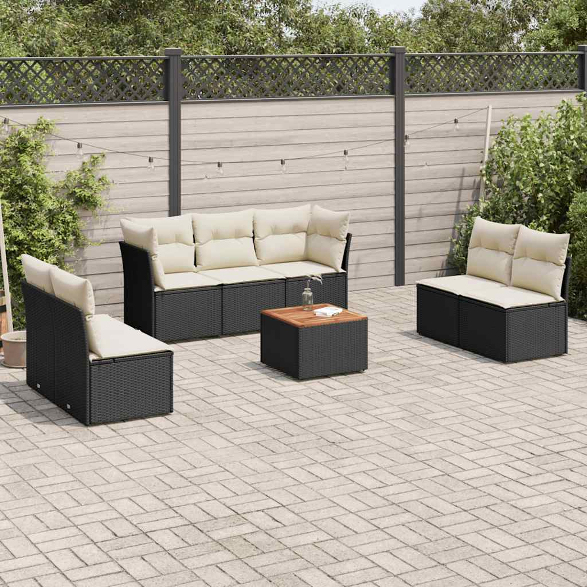 Garnitur für den Außenbereich mit Sofa, zwei Stühlen und einem Tisch.