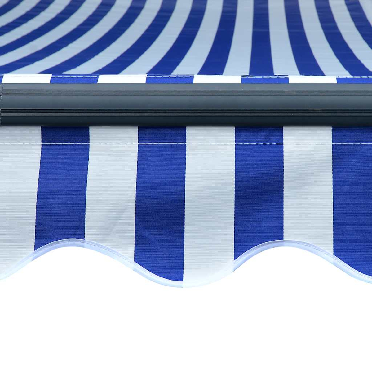 Nahaufnahme eines gestreiften blau-weißen Markisensegels mit grauer Haltestange.