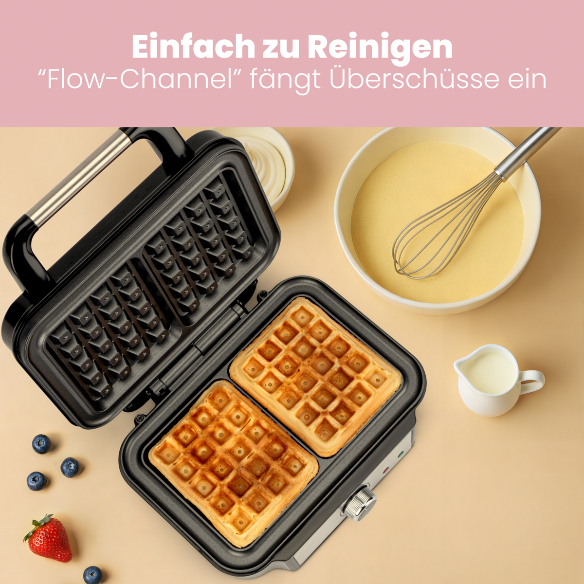 Gofrownica z goframi. Składniki są obok, w tym jagody i śmietana.