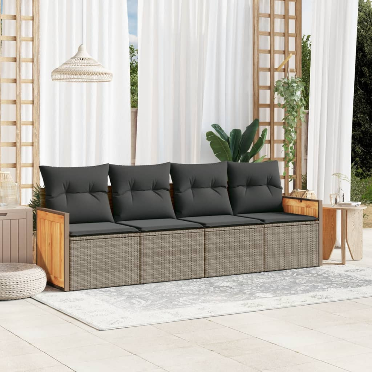 Outdoor-Sofa mit grauen Kissen und Holzrahmen. Auf Terrasse mit weißen Vorhängen.