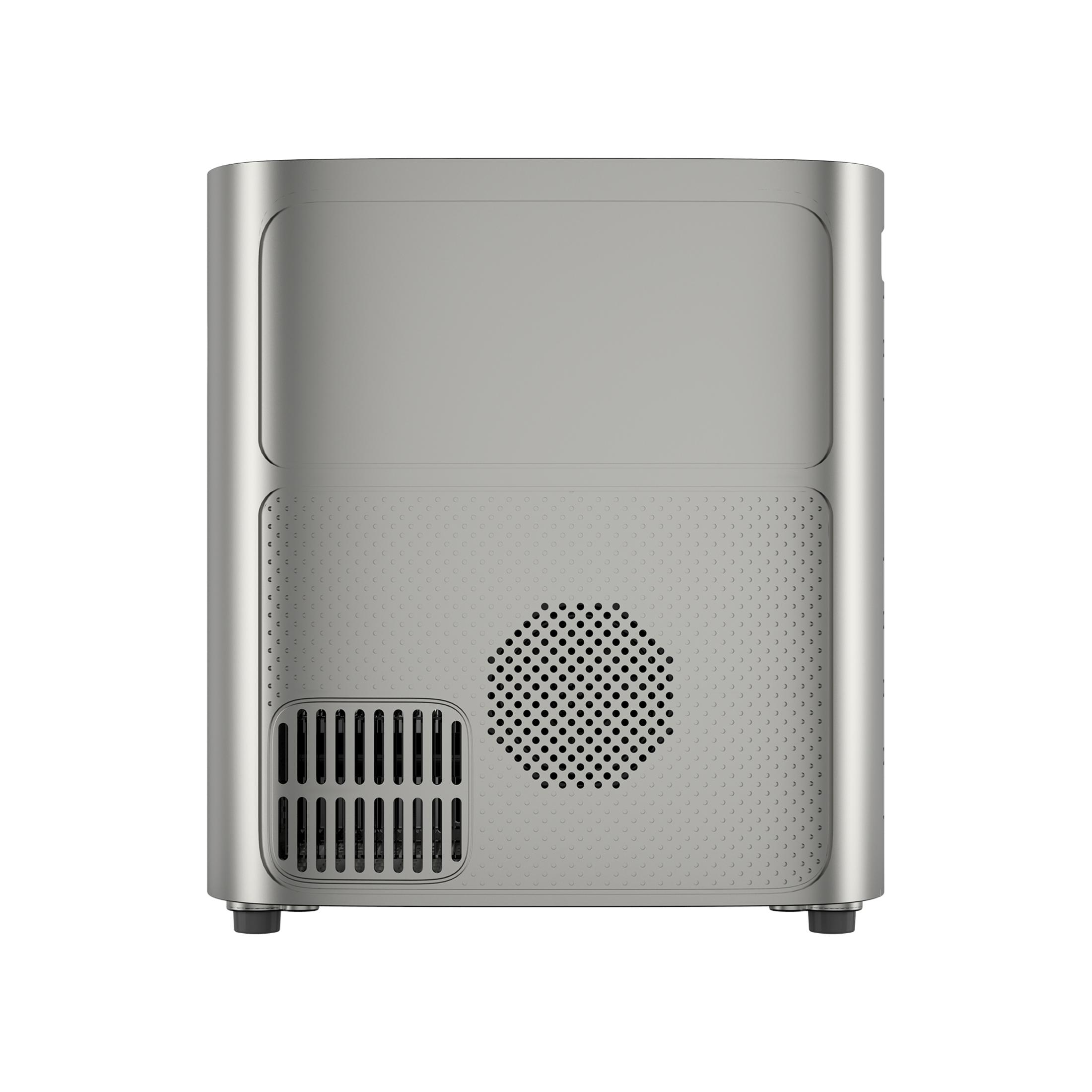 Tył srebrnego przenośnego projektora z głośnikiem i otworami wentylacyjnymi. Jest na białym tle.