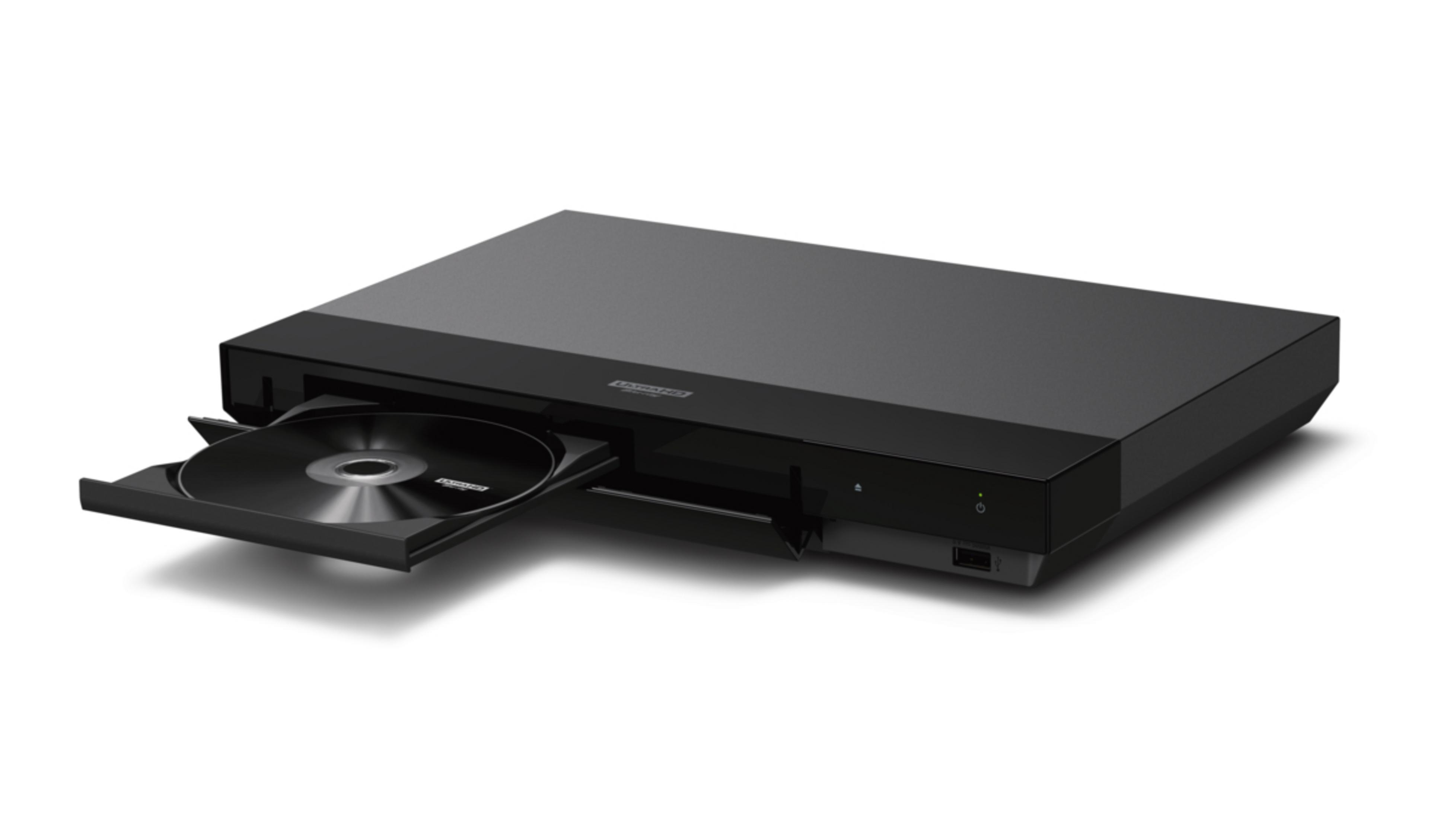 Un lettore Blu-ray nero con il vassoio aperto e un disco all'interno. È su una superficie bianca.