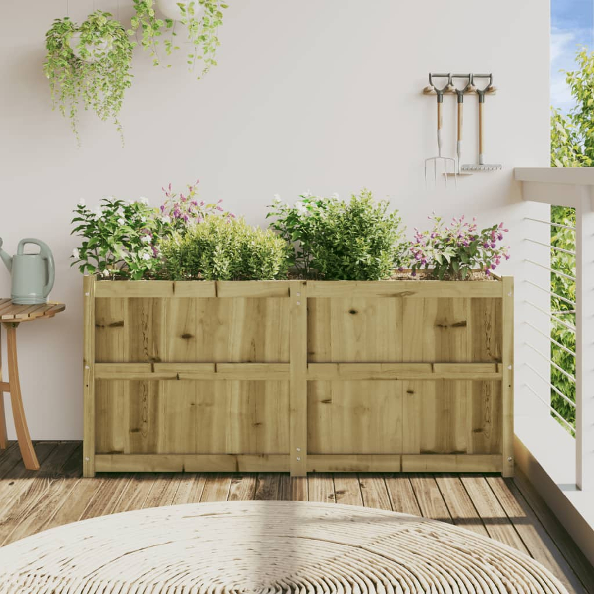 Pflanzkasten aus Holz mit Pflanzen auf einem Deck.