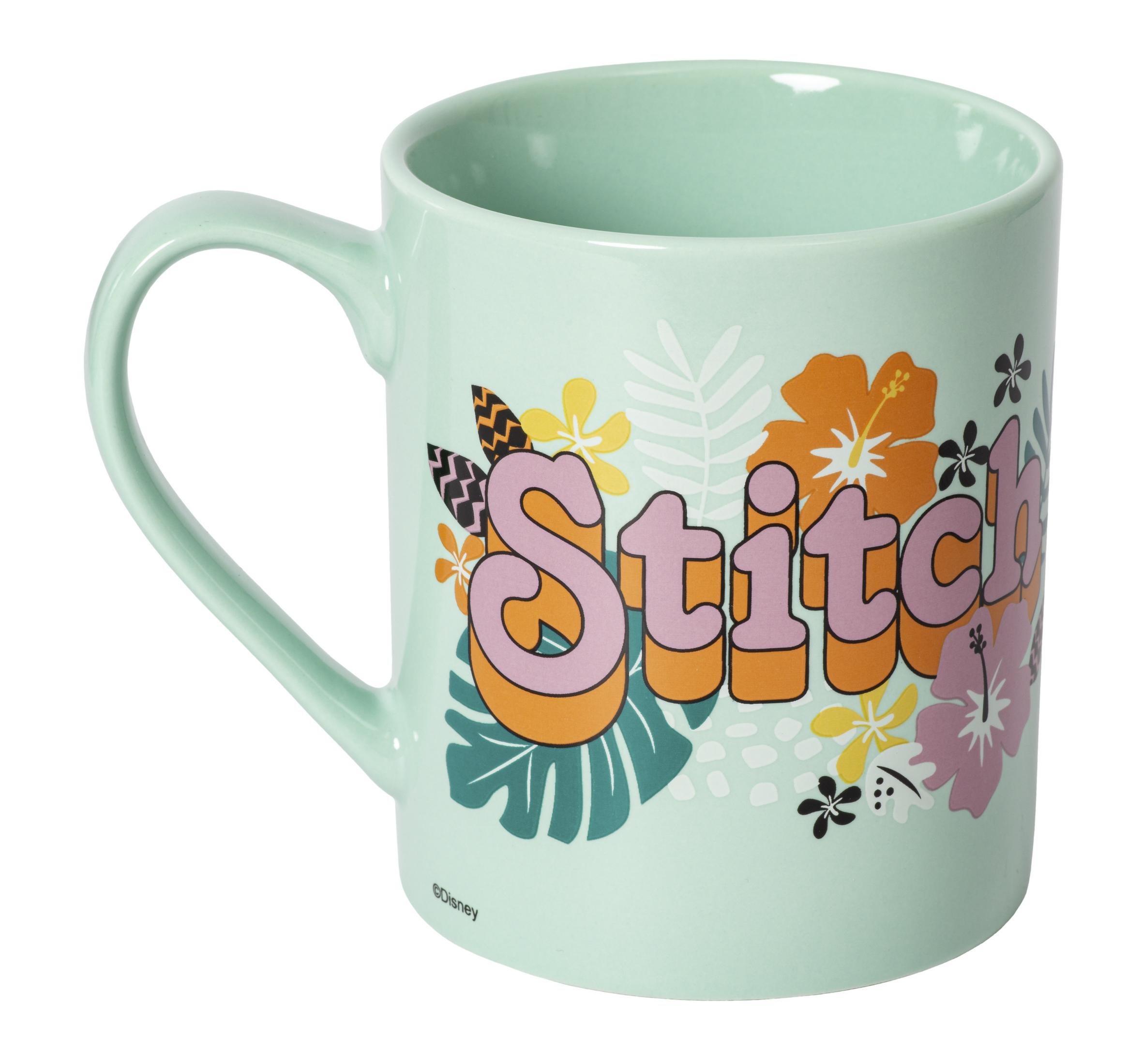 Minzgrüner Becher mit Stitch, Blumen und dem Wort Stitch.