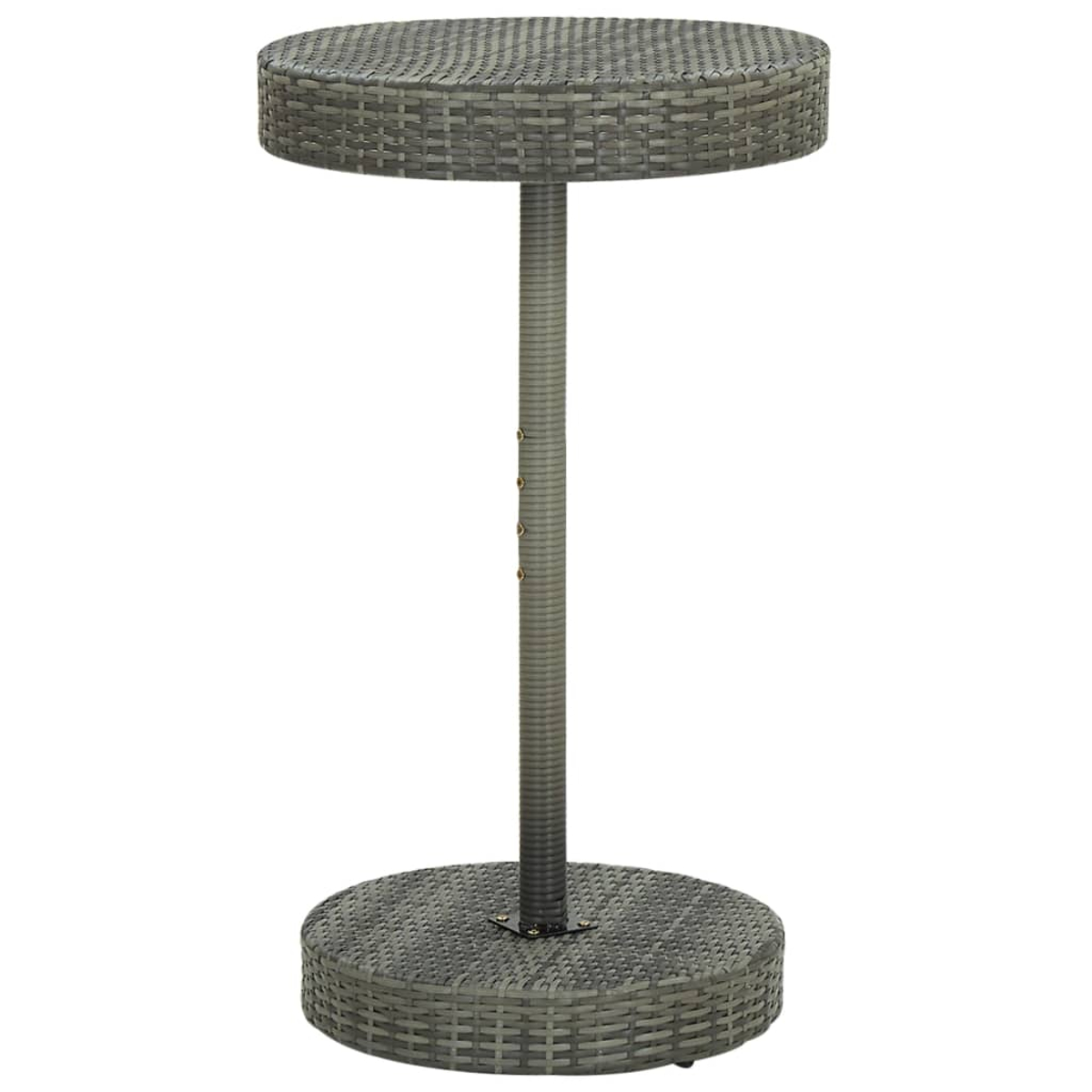 Grauer Beistelltisch aus Rattan mit runder Ober- und Unterseite. Weißer Hintergrund.