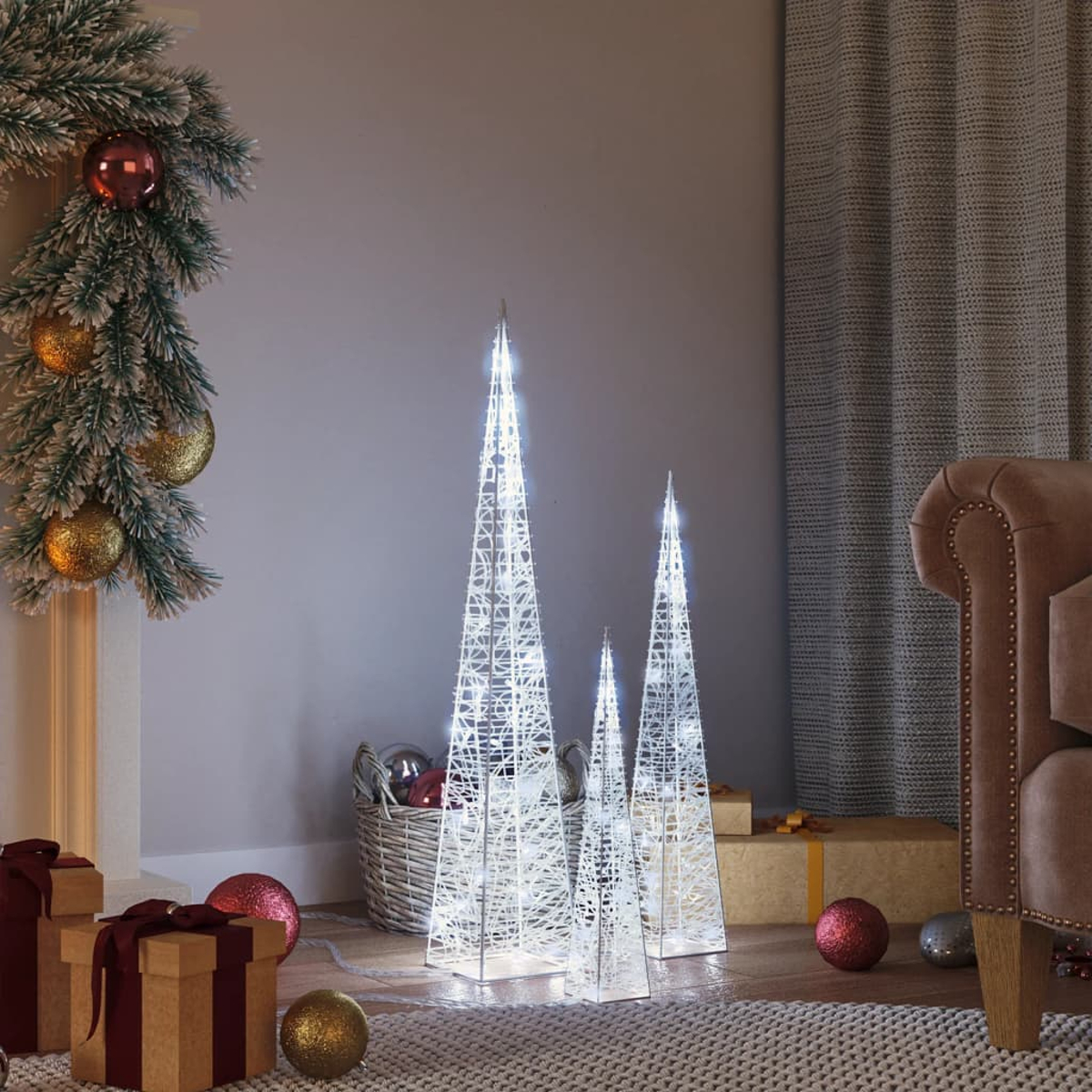 Weihnachtsszene: Drei beleuchtete, weiße, kegelförmige Dekorationen auf einem Boden.