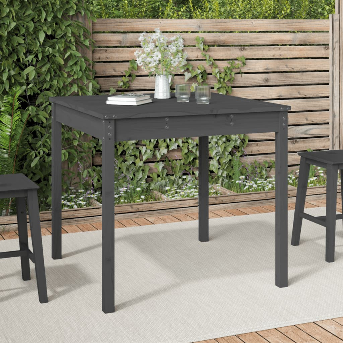 Ein dunkelgrauer quadratischer Outdoor-Tisch mit zwei Stühlen, auf einem hellfarbigen Teppich.
