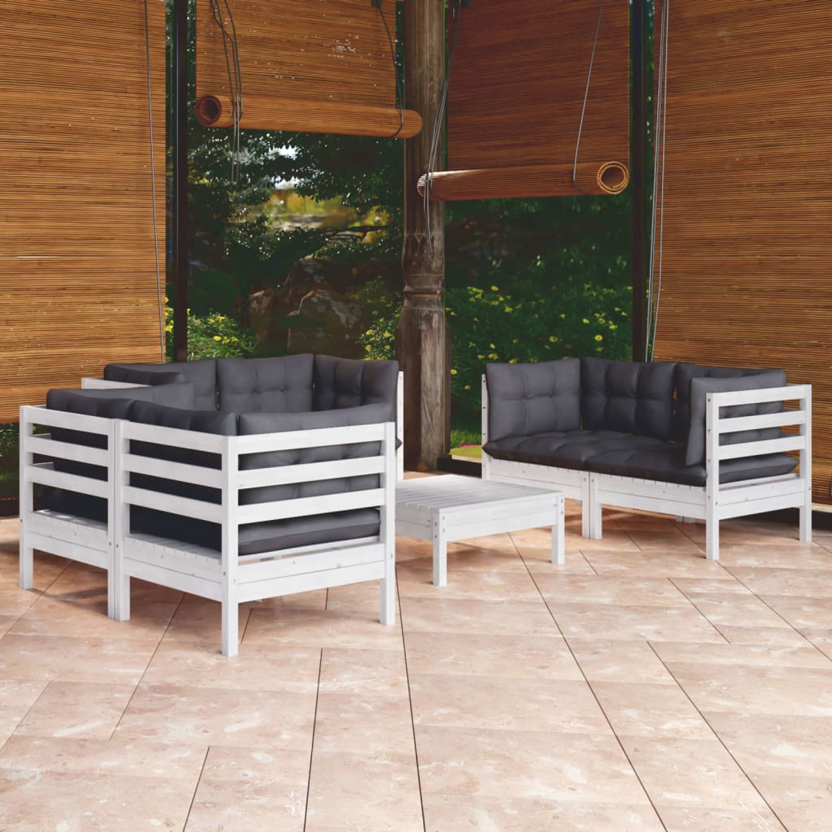 Weißes Holz-Outdoor-Set mit grauen Kissen, einschließlich Sofas und einem Couchtisch.