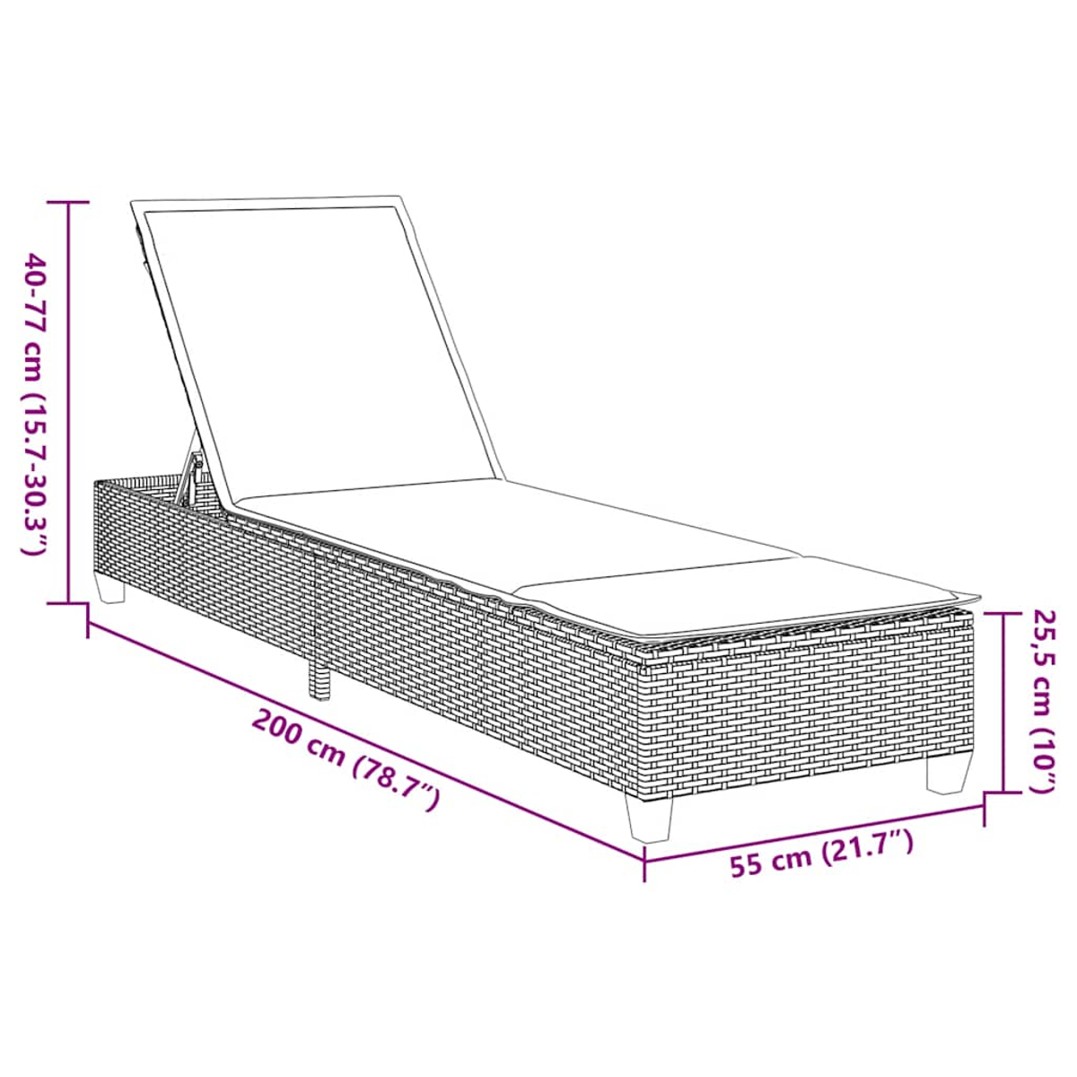 Lettino prendisole in rattan con dimensioni. Cuscino bianco. Sfondo bianco.