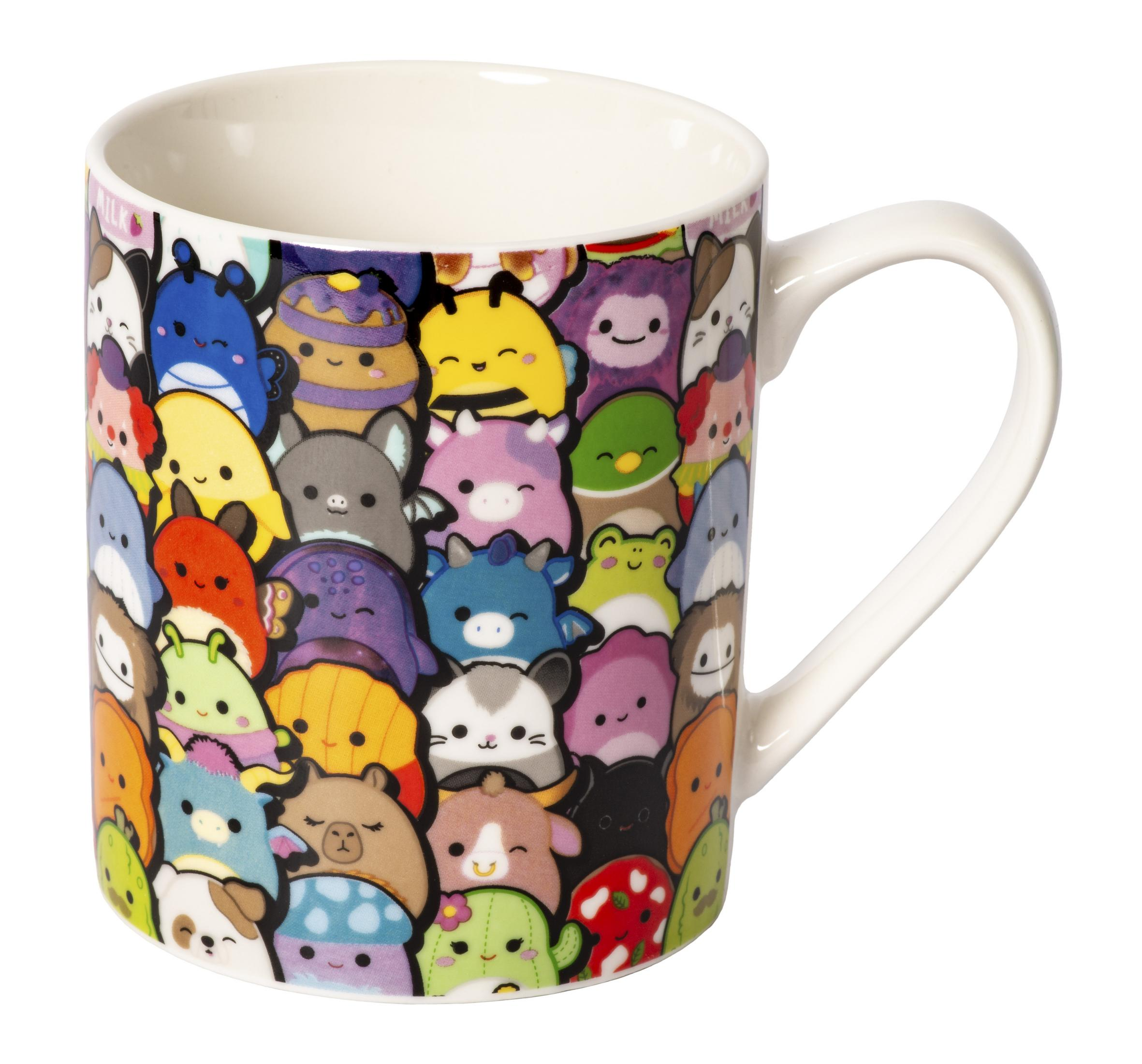 Eine weiße Tasse gefüllt mit bunten Cartoon-Figuren.