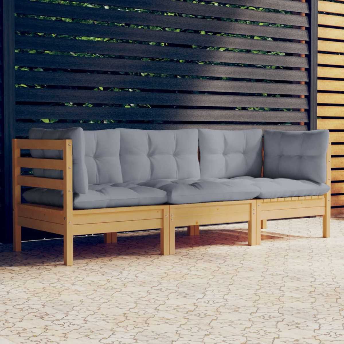Outdoor-Sofa mit grauen Kissen. Es ist aus hellfarbigem Holz gefertigt und steht auf einer Terrasse.