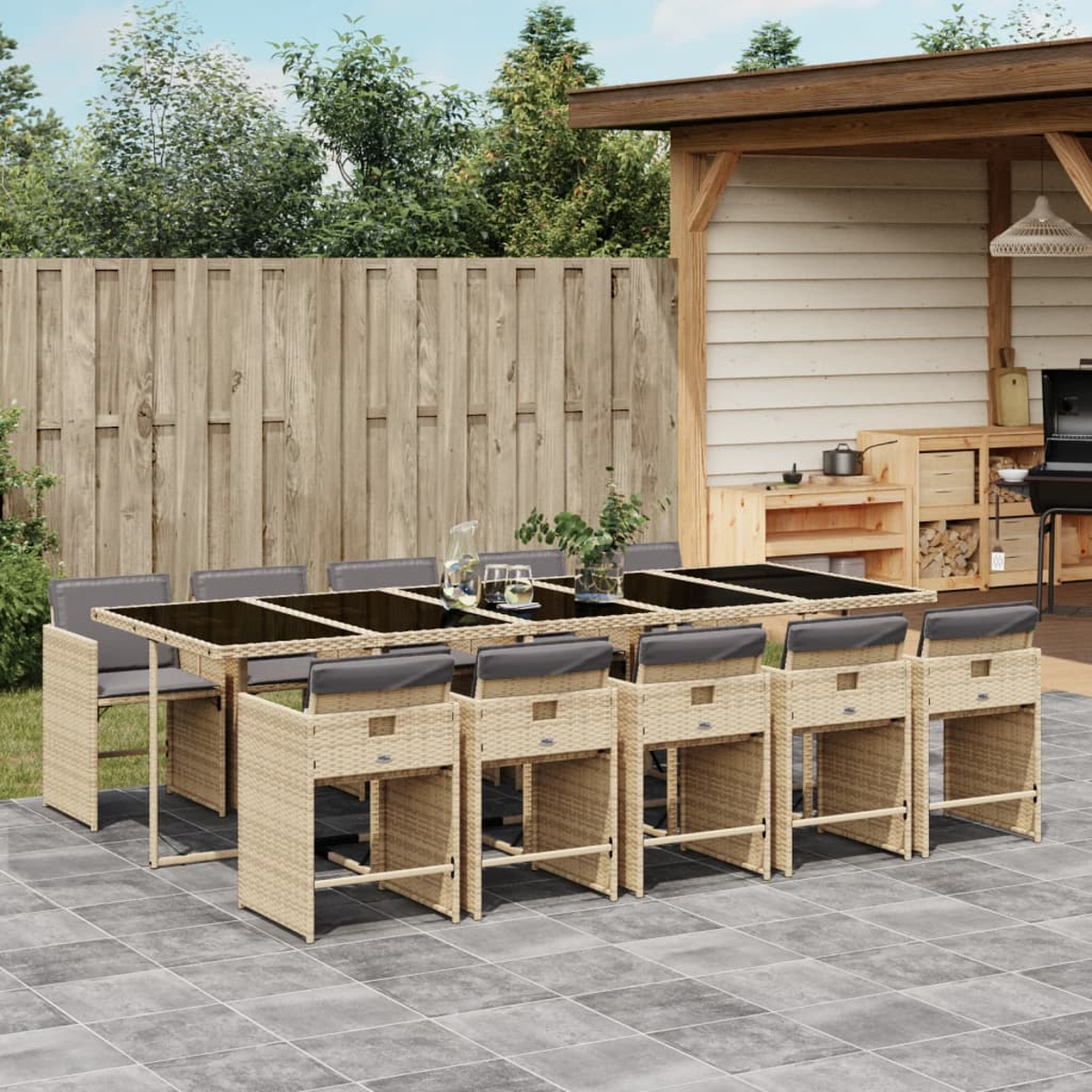 Set da pranzo all'aperto con tavolo e sedie, su un patio, con struttura in legno.