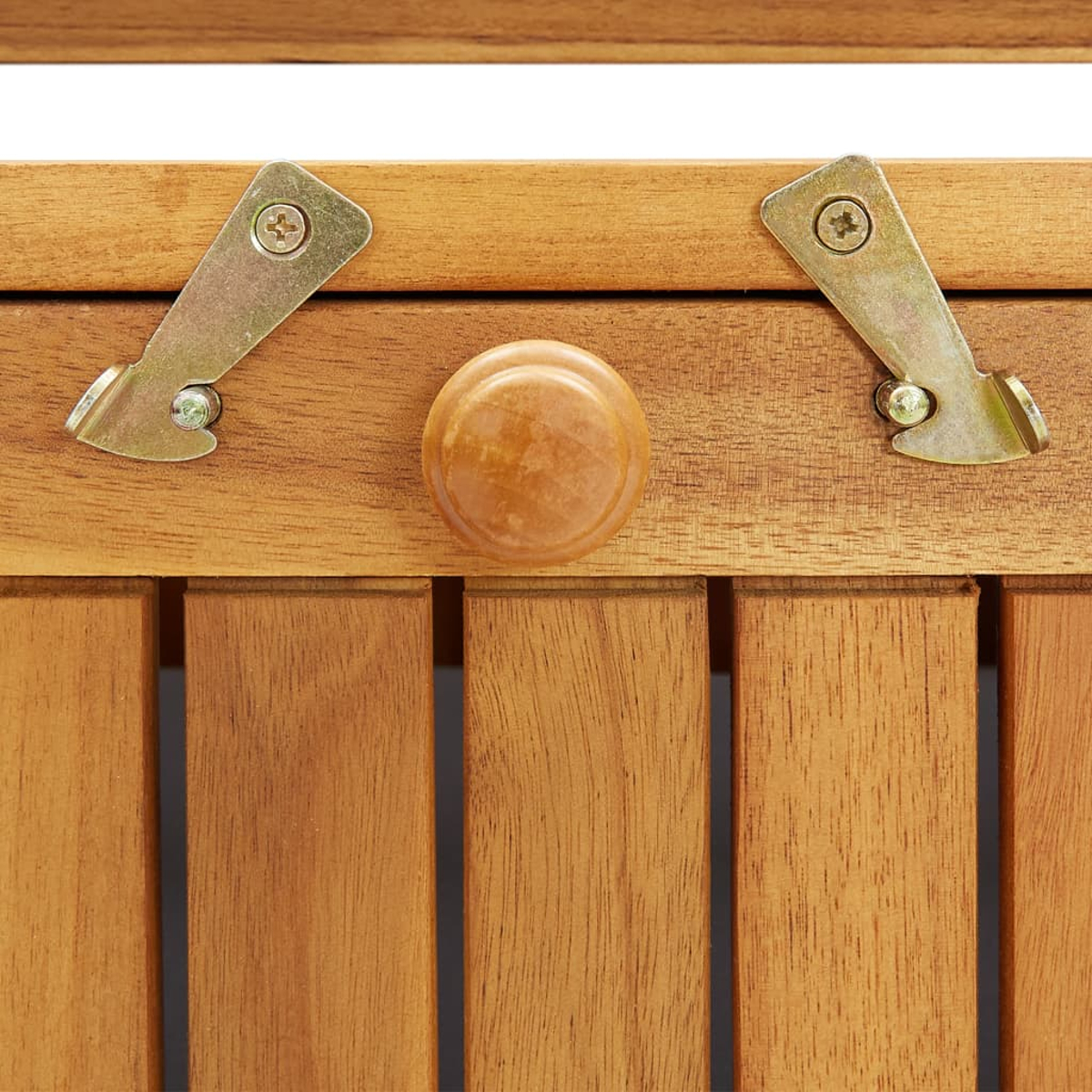 Nahaufnahme von Holzmöbeln mit zwei Metallscharnieren und einem Holzknauf.