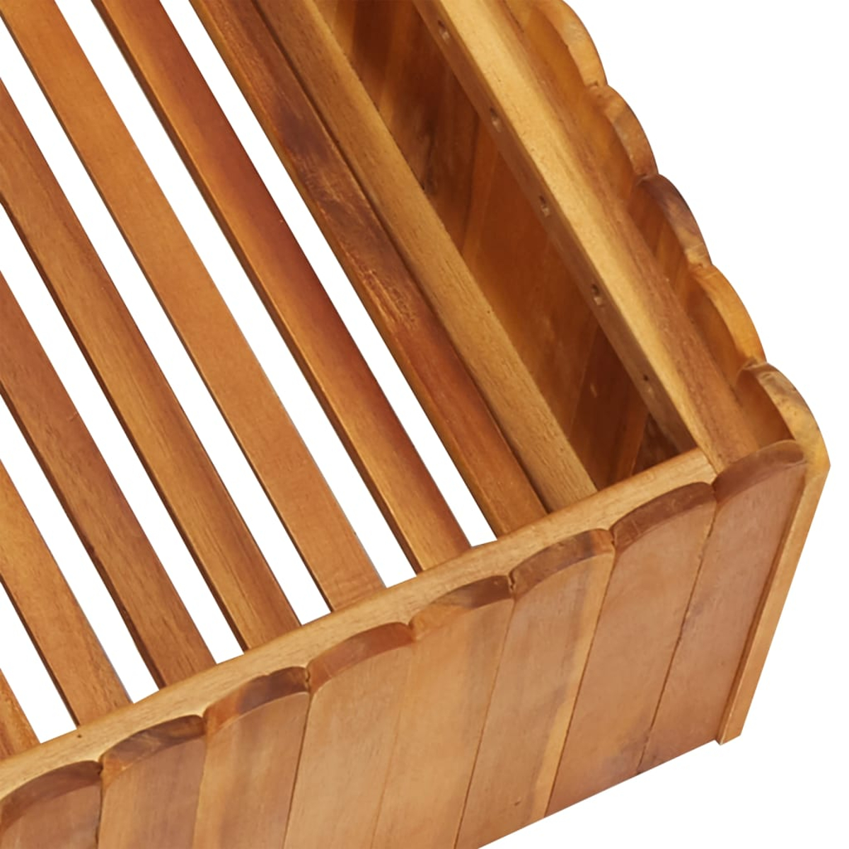 Holzpflanzkasten mit gewelltem Rand, Nahaufnahme.