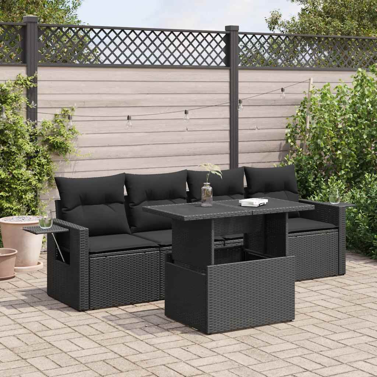 Set di mobili da esterno neri su un patio con un tavolo.