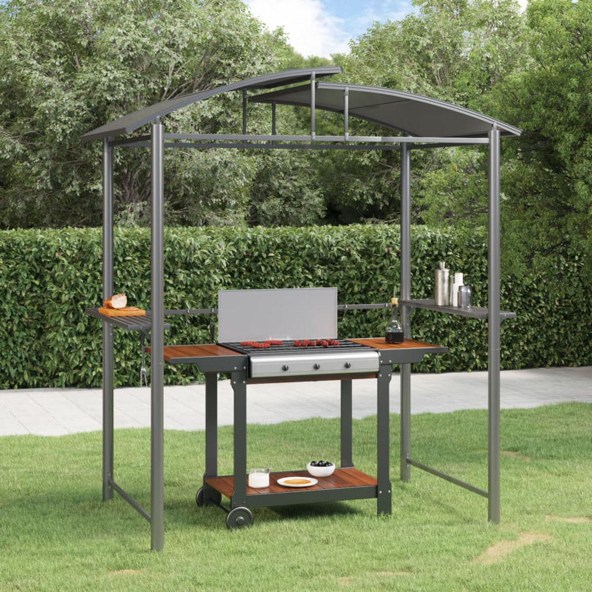Outdoor-Grillstation mit Metallrahmen.  Enthält Grill, Regale und ein Vordach. Grüner Rasenhintergrund.