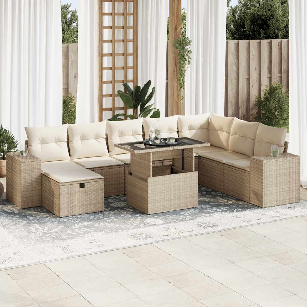 Terrassen-Set mit beigen Korbmöbeln, einem Tisch und weißen Vorhängen.
