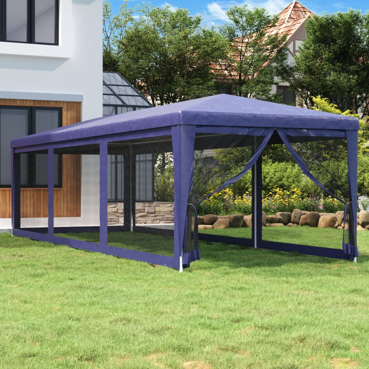Blauer Pavillon mit weißem Rahmen, auf Gras. Weißes Haus und Bäume im Hintergrund.