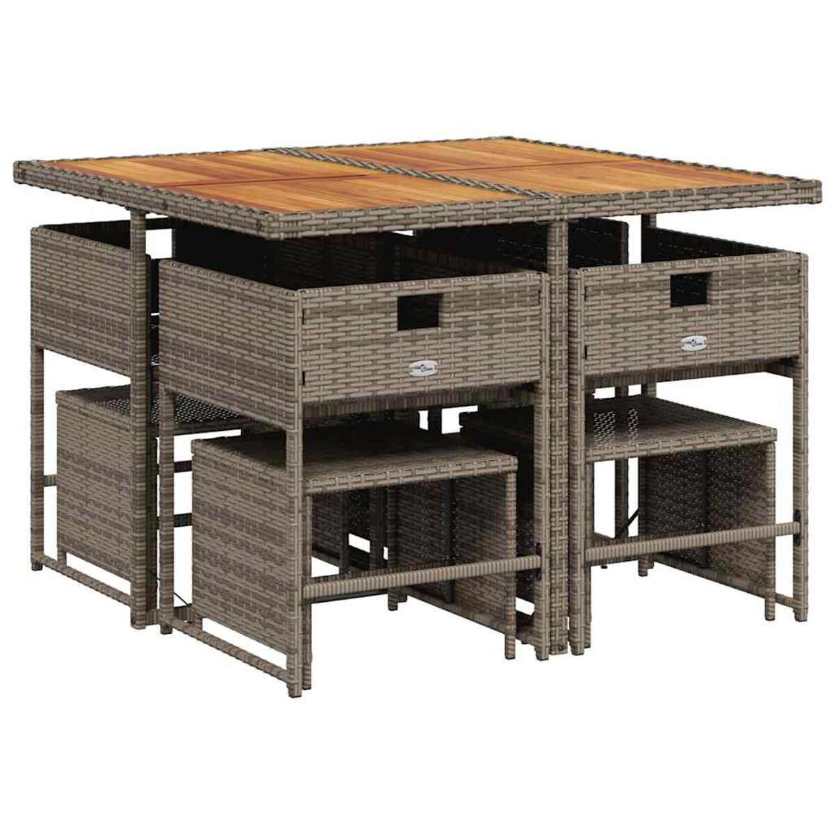 Gartenmöbel-Set mit Holztisch und Korbstühlen. Das Set befindet sich auf einer Terrasse.