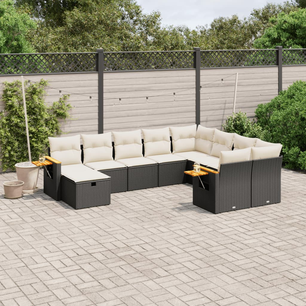 Ein Ecksofa für den Außenbereich mit weißen Kissen auf einer gepflasterten Terrasse. Ein Holztisch ist befestigt.