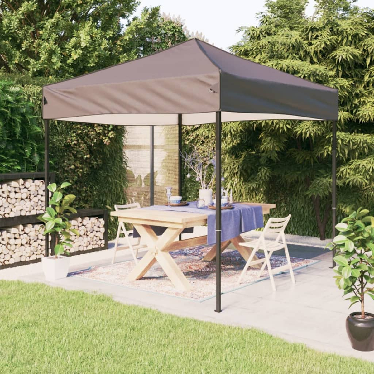 Outdoor-Setup mit Tisch, Stühlen und einem Baldachin in einer Gartenszene.