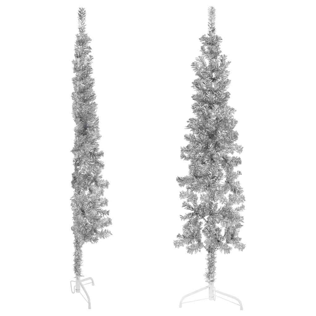 Zwei hohe silberne Weihnachtsbäume mit weißem Sockel, isoliert auf weißem Hintergrund.