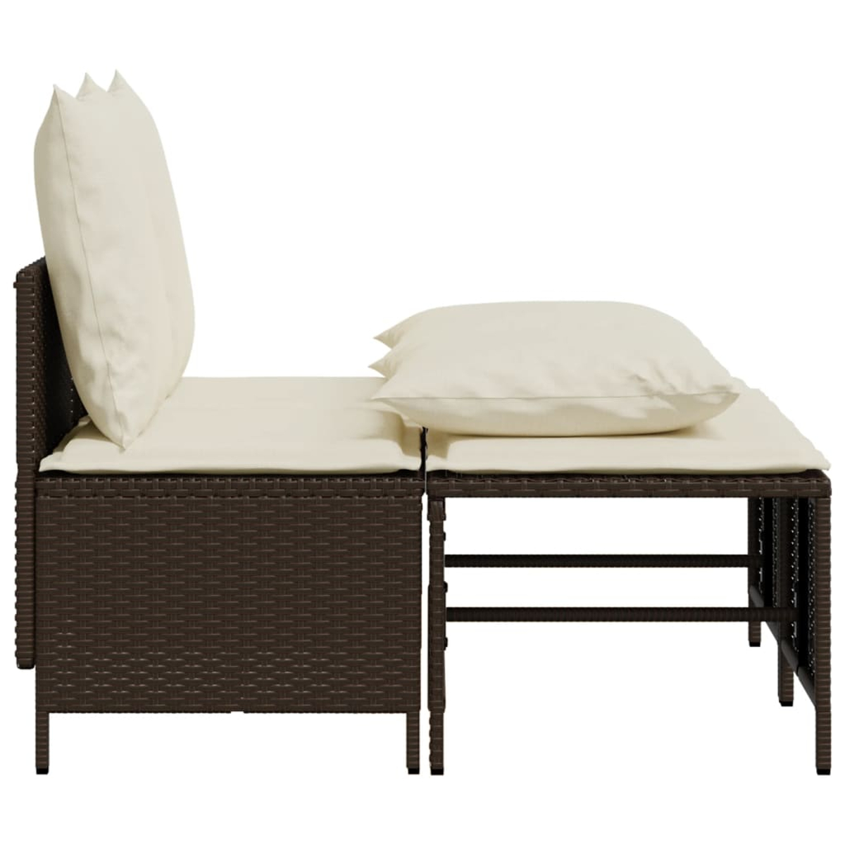 Braunes Outdoor-Sofa aus Korbgeflecht mit cremefarbenen Kissen. Das Sofa hat zwei Teile, einen mit Rückenlehne und einen ohne.