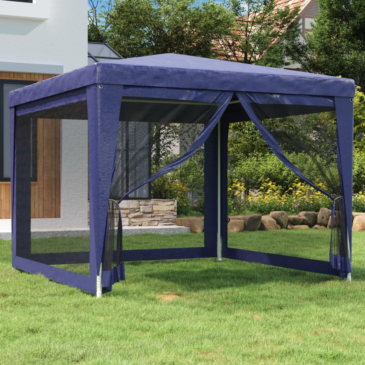 Ein blauer Pavillon mit Netzseiten, auf einer Wiese. Es hat einen weißen Rahmen.