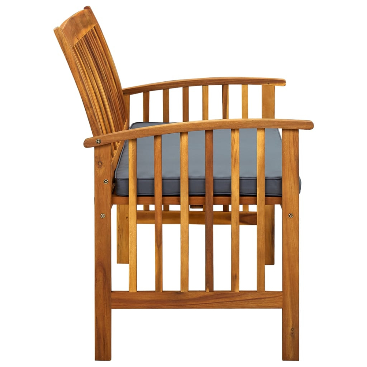 Holz-Outdoor-Stuhl mit Armlehnen, einem grauen Kissen und vertikalen Rückenlatten. Seitenansicht.