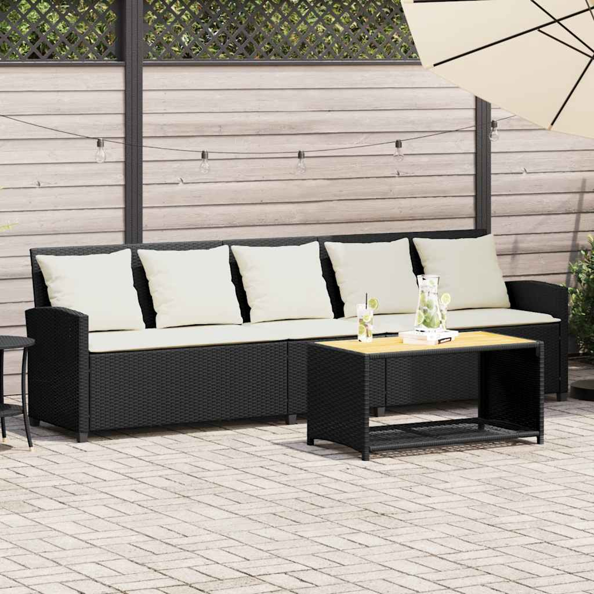 Set di divani in rattan nero con cuscini bianchi e un tavolo con bevande.