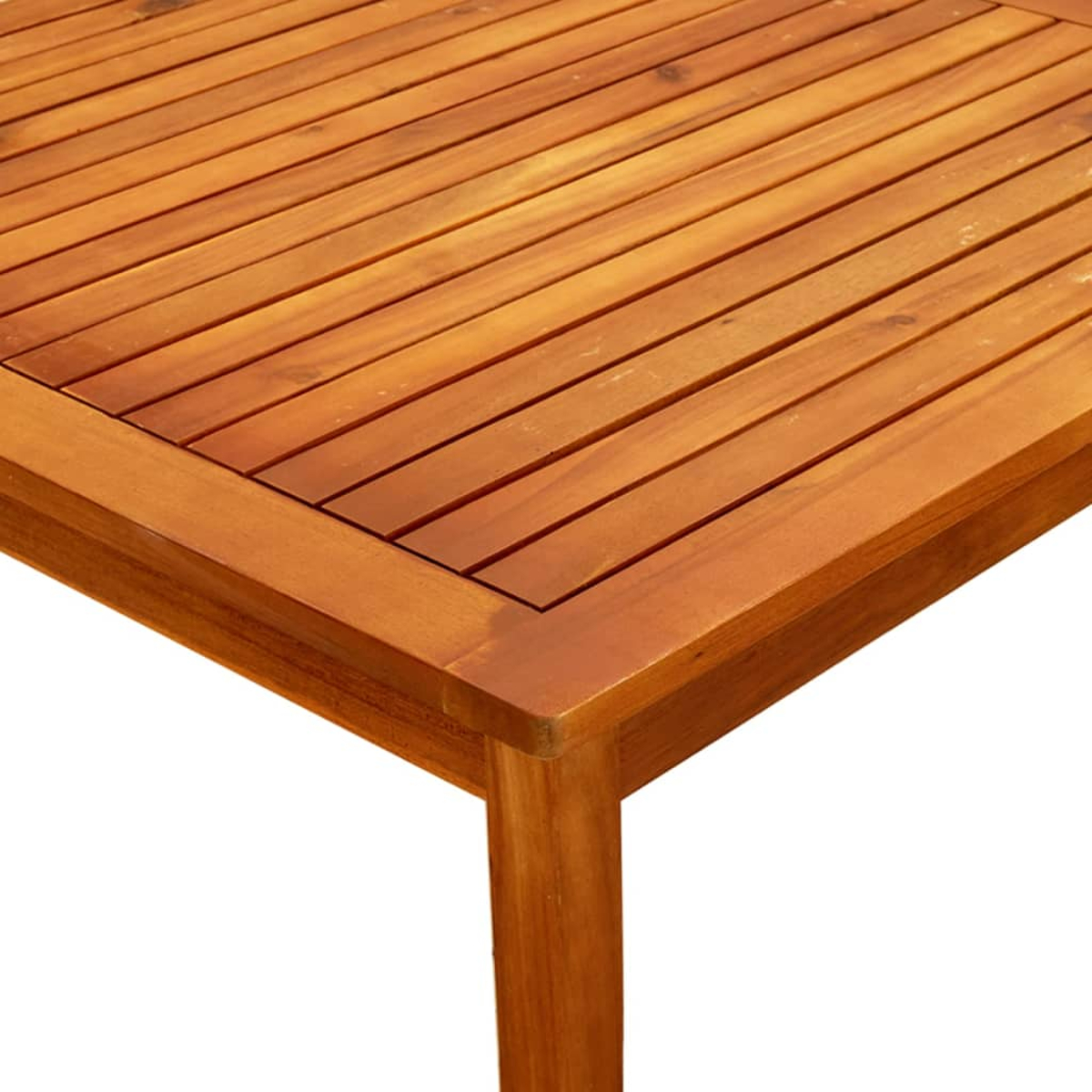 Nahaufnahme einer Tischplatte aus Holz. Der Tisch besteht aus hellbraunem Holz.