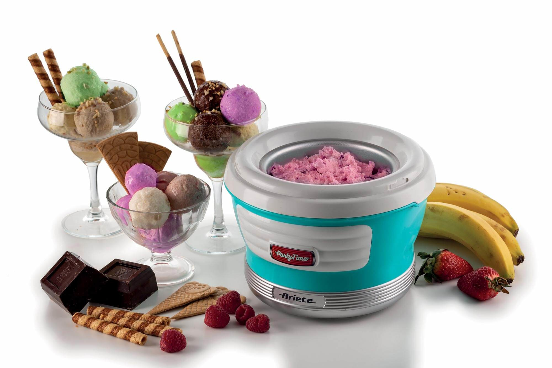 Eismaschine mit Eis, Schokolade, Erdbeeren und Keksen auf weißem Hintergrund.