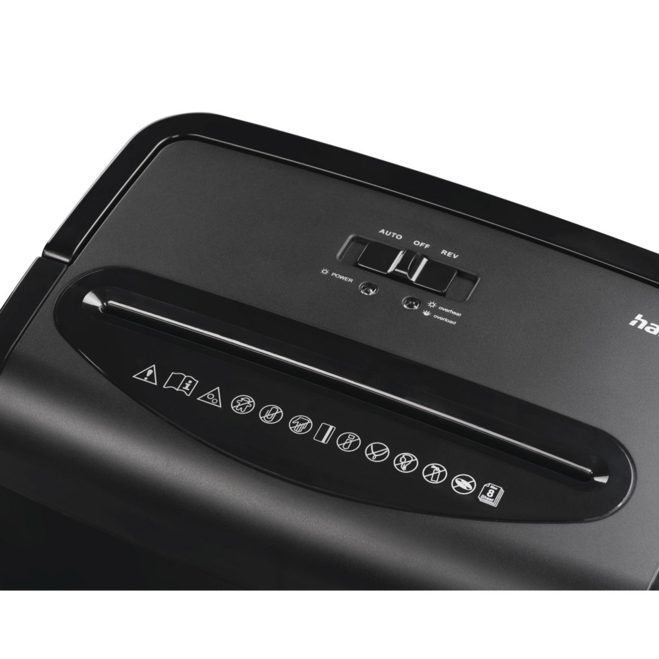 Czarna niszczarka do papieru. Widok z góry, zbliżenie. Widoczny panel sterowania i otwór na papier.