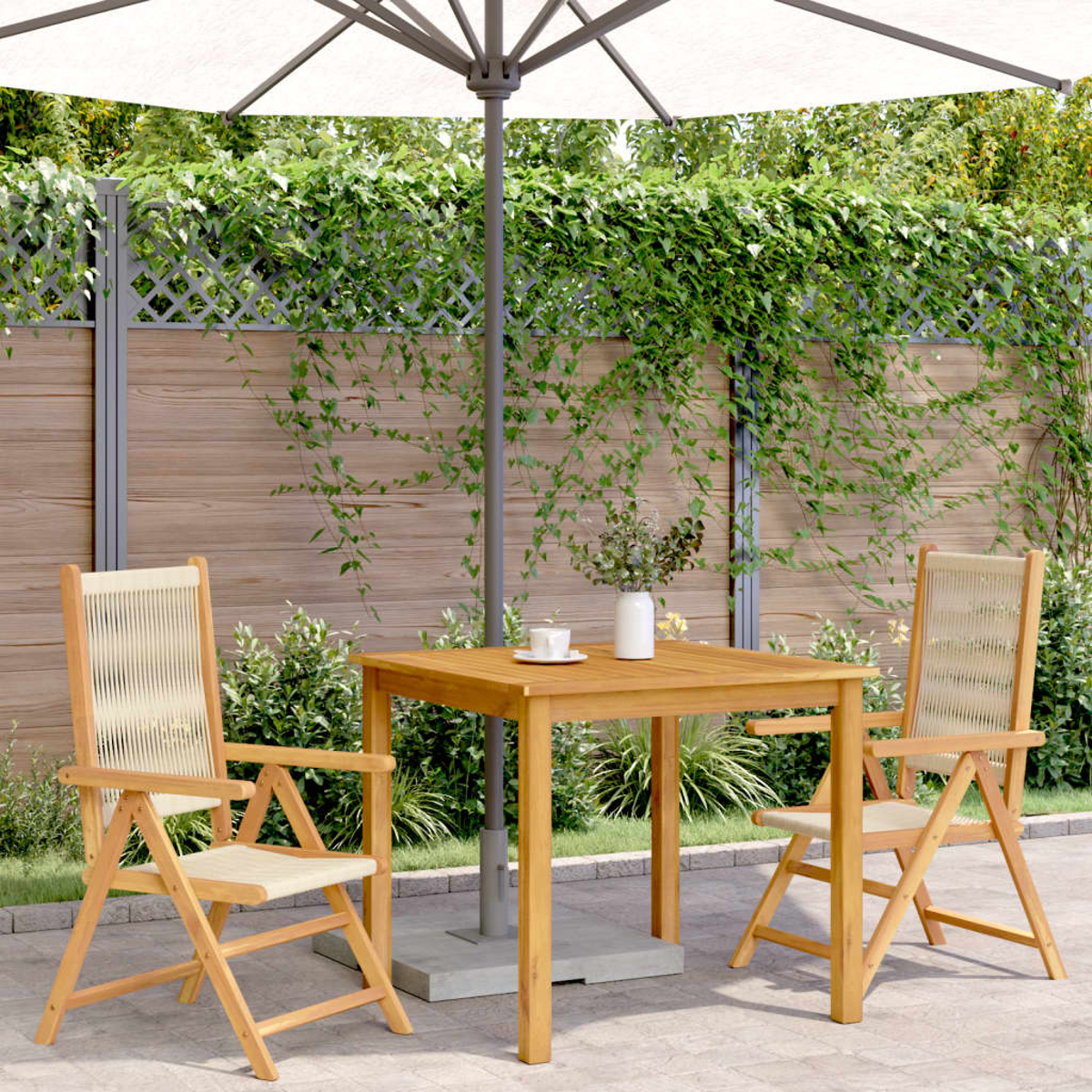 Tisch im Freien mit Stühlen und Sonnenschirm. Tisch und Stühle aus Holz. Weißer Sonnenschirm. Grüner Hintergrund.