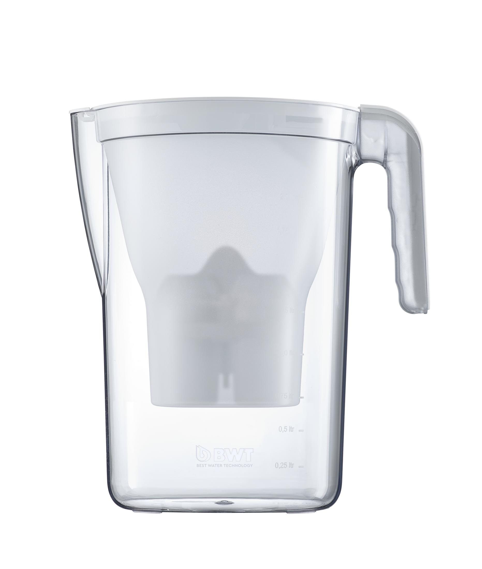 Brocca con filtro per l'acqua trasparente con parti bianche, isolata su sfondo bianco.