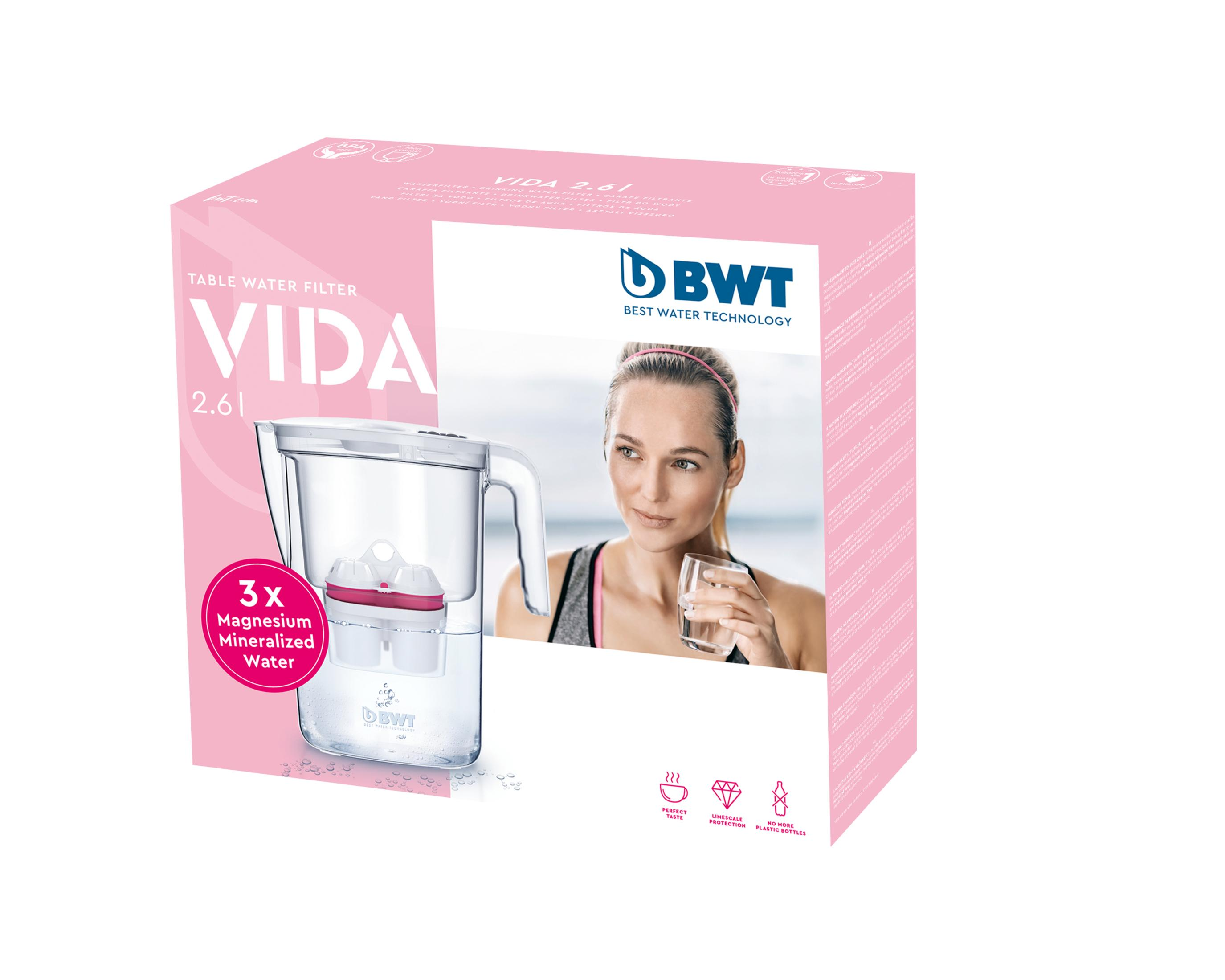Scatola del filtro dell'acqua BWT. Rosa e bianco con immagine di donna e filtro.