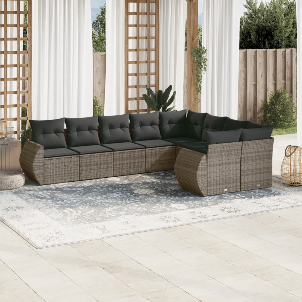 Outdoor-Ecksofa mit Kissen auf einem gemusterten Teppich, Vorhänge im Hintergrund.